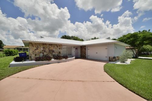 The Purple Palm House — 4-Star Luxury Hotel in Sebring, United States