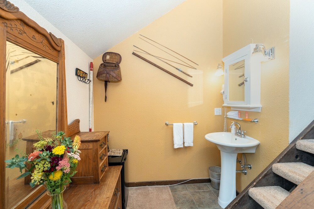 Manitou Lodge 8 Hotel Room by Alpine Lodging Telluride - photo 8