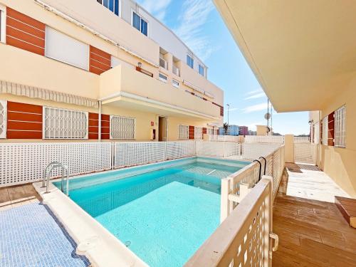 Global Properties Practico apartamento con piscina en la playa de Canet — 4-Star Luxury Hotel in El Puerto De Santa Maria, Spain