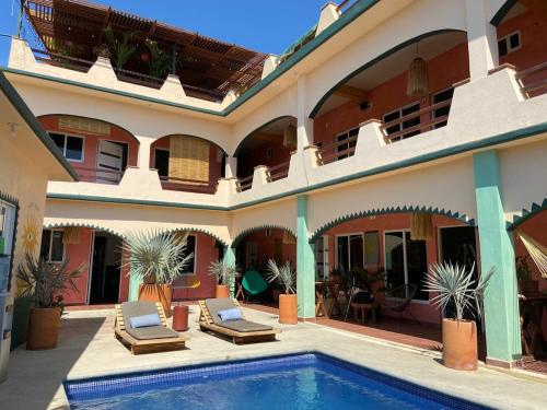 Pineapple Mansion - carbon neutral hotel in Paso Hondo