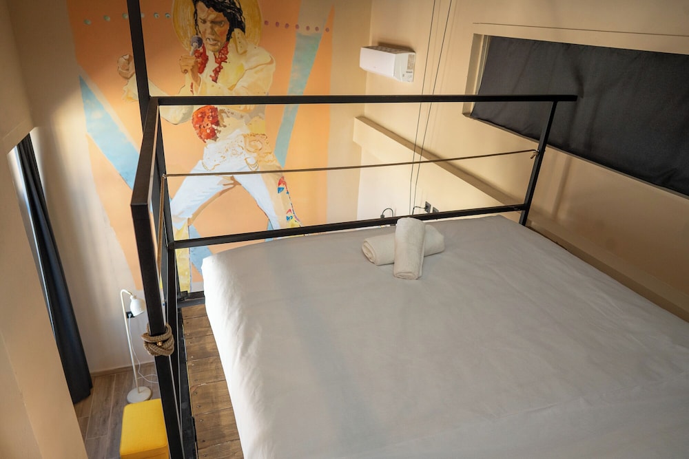 The Saints Inn — Athens — photo 4