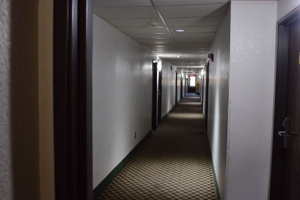 Super 8 by Wyndham Saginaw - photo 34
