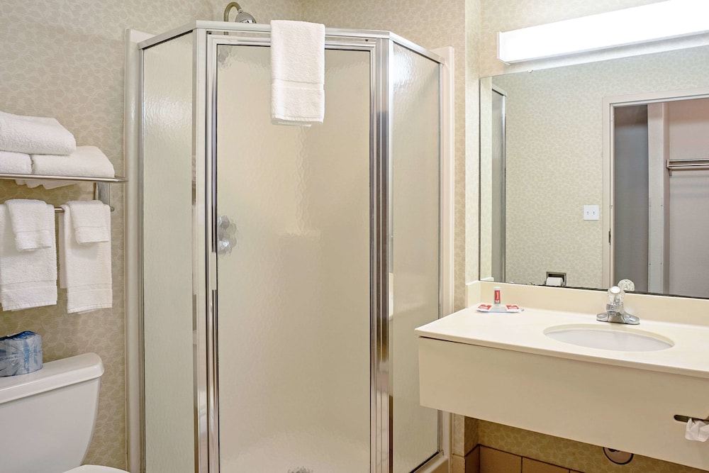 Quality Inn Frontier at U.S. Hwy 30 - photo 12