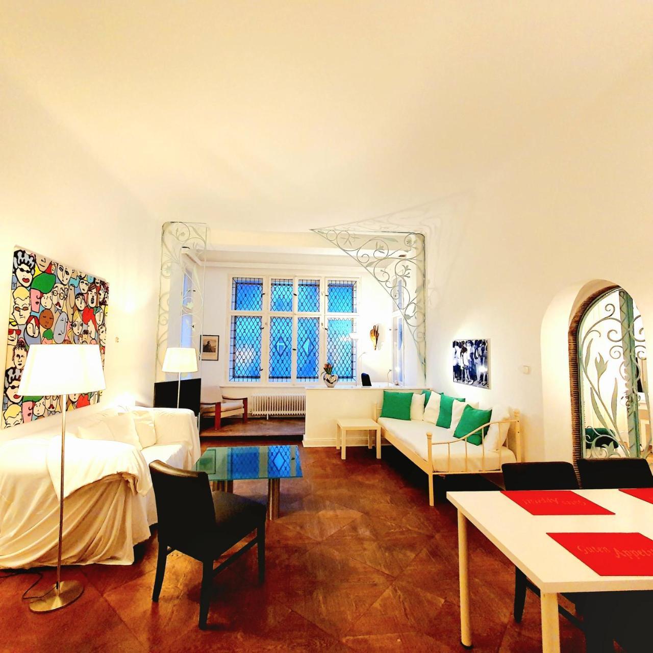 Apartment 3 large rooms with 2 separate bedbrooms close to city centre near Kudamm and KaDeWe — 4-Star Luxury Hotel in Berlin, Germany