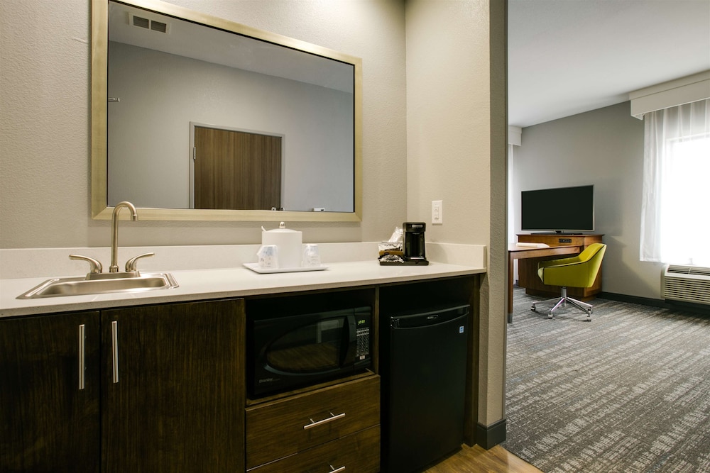 Hampton Inn & Suites Dallas Ft. Worth Airport South - photo 34