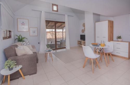 Cozy Loft with Private Terrace — hotel in Kremasti