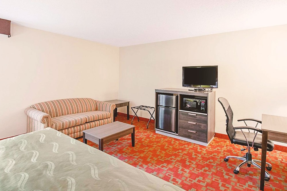 Norwood Inn & Suites Milwaukee - photo 21