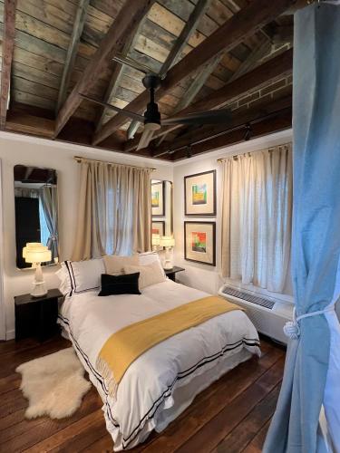Archaic Outhouse — hotel in Santee