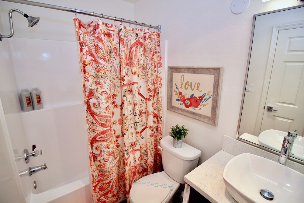 La Westwood Deluxe Suites - photo 20