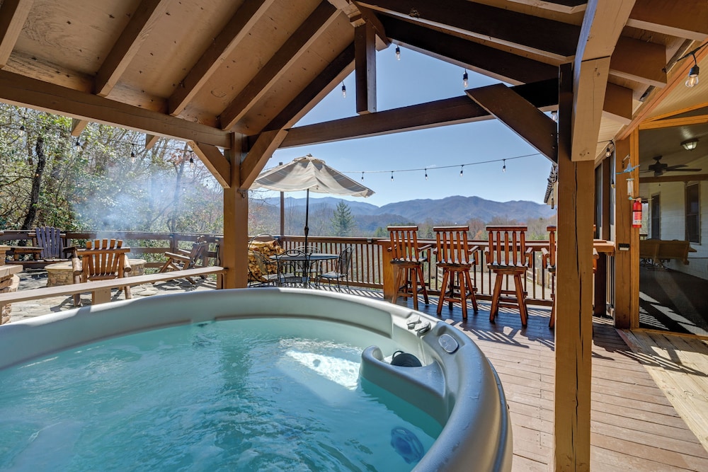 Beautiful Bryson City Home with Hot Tub And Mtn Views — 4-Star Luxury Hotel in Bryson City, United States