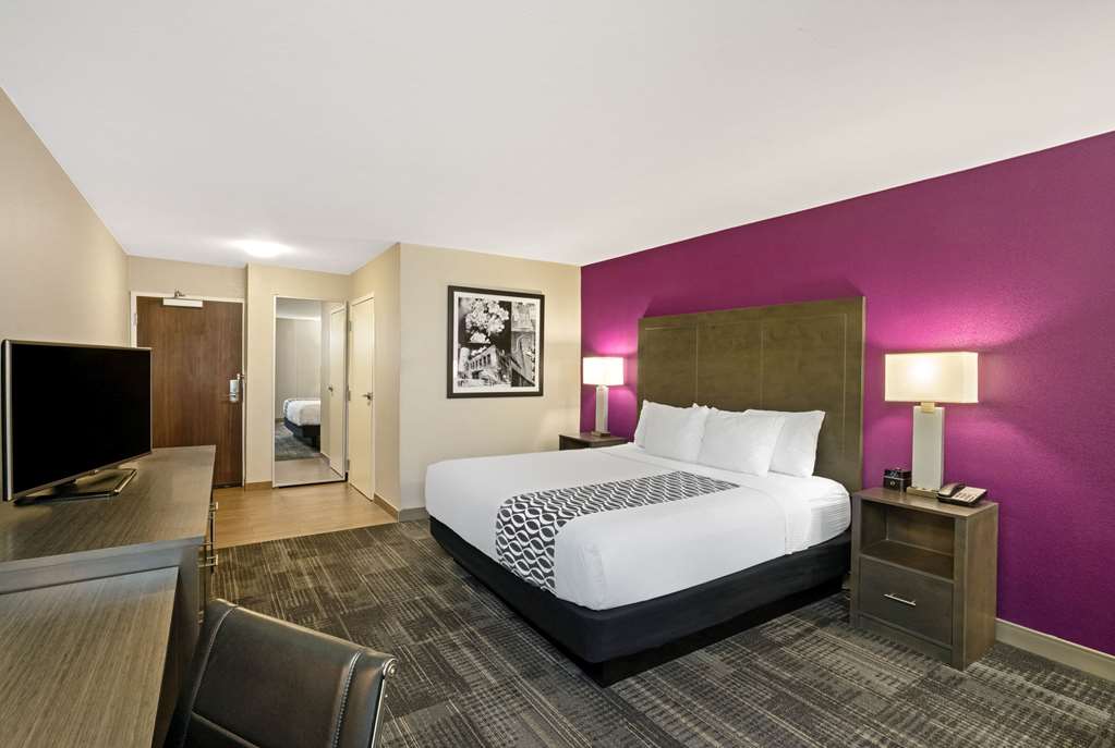La Quinta Inn & Suites by Wyndham Columbus MS - photo 21