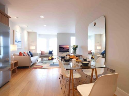 Luxurious apartment 180 beach views & parking — 4-Star Luxury Hotel in St Ives, United Kingdom