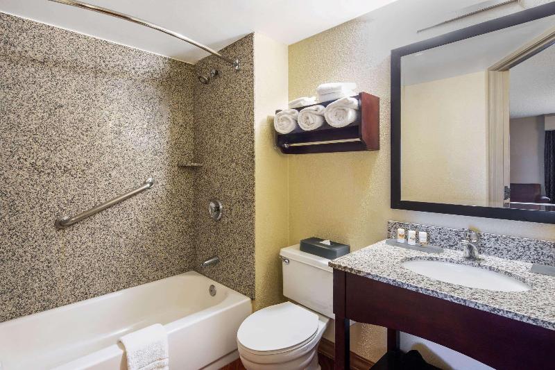 La Quinta Inn & Suites Oakland Airport Coliseum - photo 16