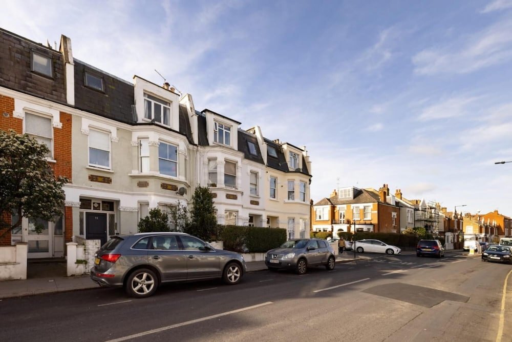 The London Crib Relaxing 1bdr Flat With Terrace — 4-Star Luxury Hotel in London, United Kingdom