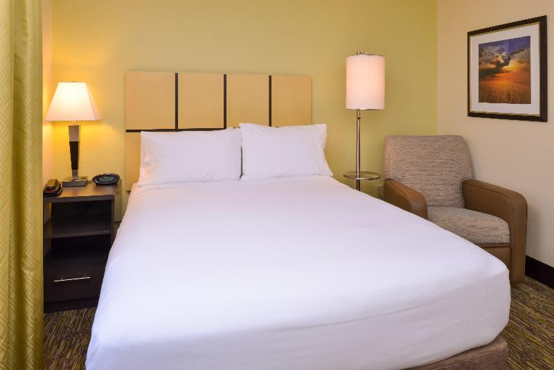 Candlewood Suites Bloomington Normal - photo 35