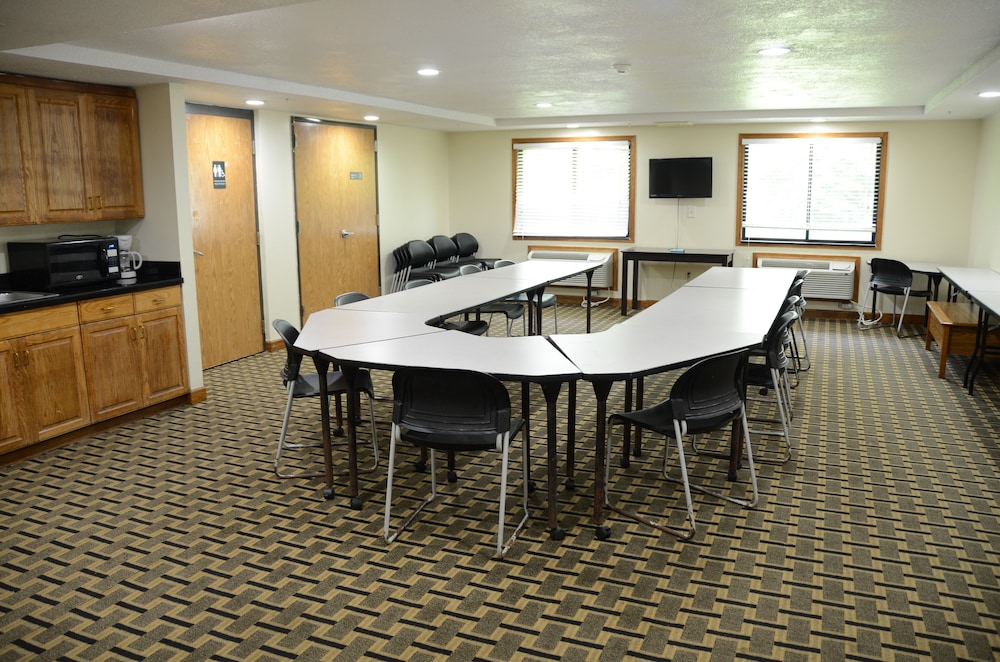 AmericInn by Wyndham West Burlington - photo 54