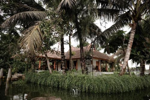 Island Villa Miraaya Sundara — 4-Star Luxury Hotel in Alleppey, India