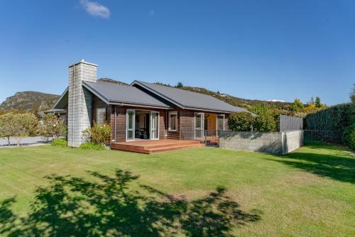 Cedar Sanctuary Albert Town Holiday Home — 4-Star Luxury Hotel in Wanaka, New Zealand