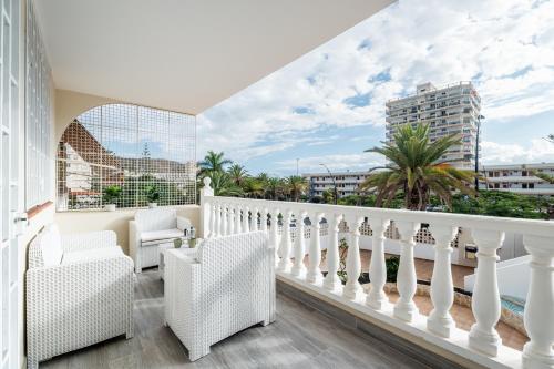 Las Rosas Sunset Apartment — 4-Star Luxury Hotel in Arona, Spain