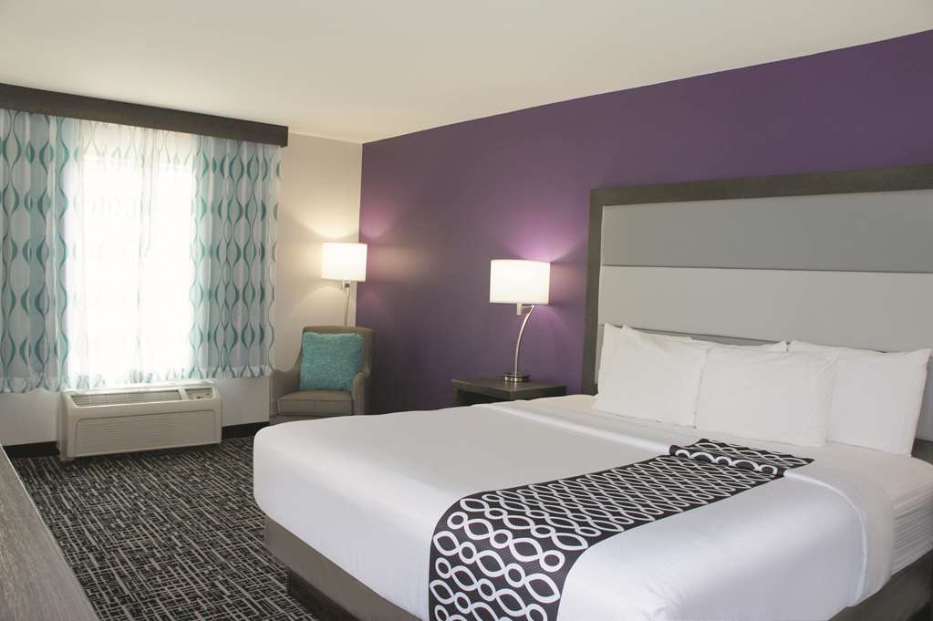 La Quinta Inn & Suites by Wyndham Pharr North McAllen - photo 11