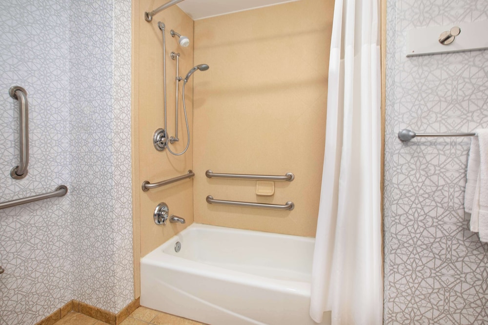 Hampton Inn Clinton IA - photo 38