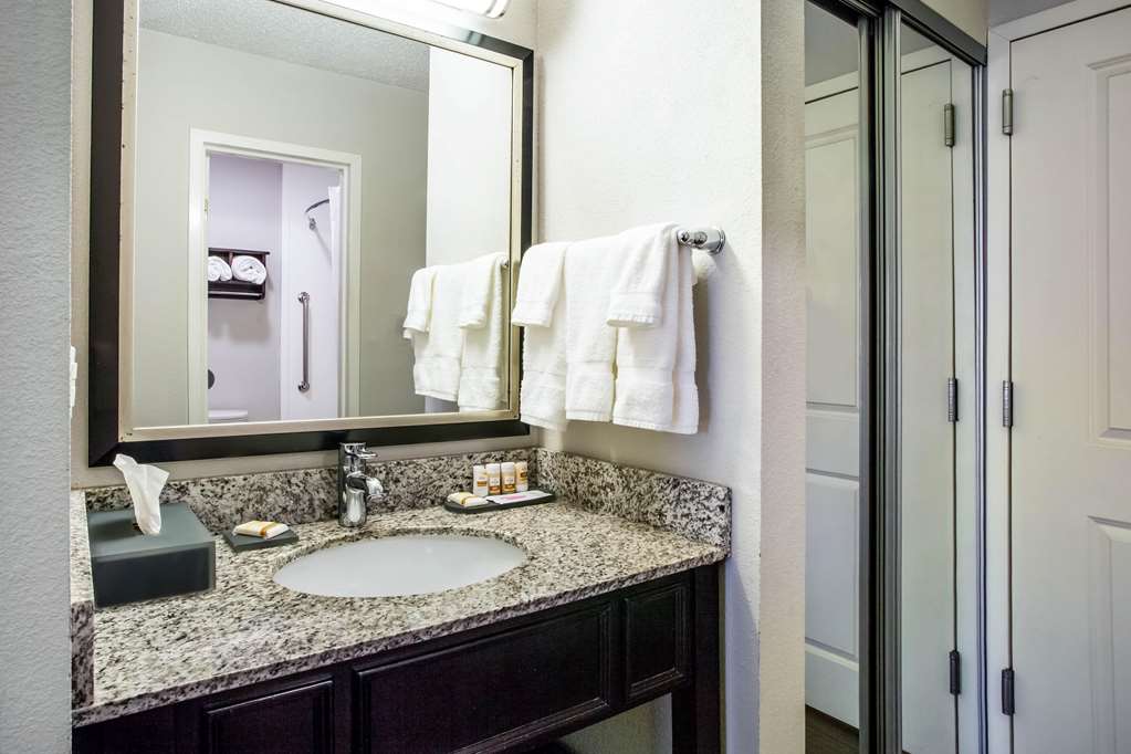 La Quinta Inn & Suites by Wyndham Lynchburg at Liberty Univ. - photo 23