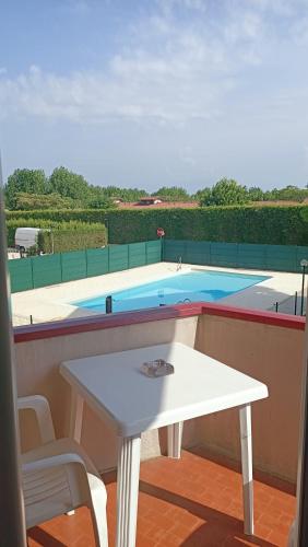 Residence Pool Peschiera del Garda — 4-Star Luxury Hotel in Peschiera Del Garda, Italy