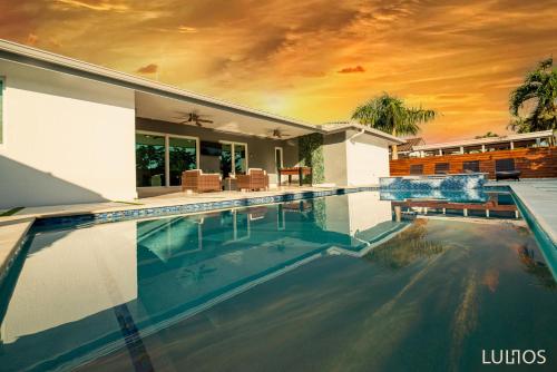 Miami Family Home 5BR Heated Pool & Jacuzzi L45 — 4-Star Luxury Hotel in Tamiami, United States