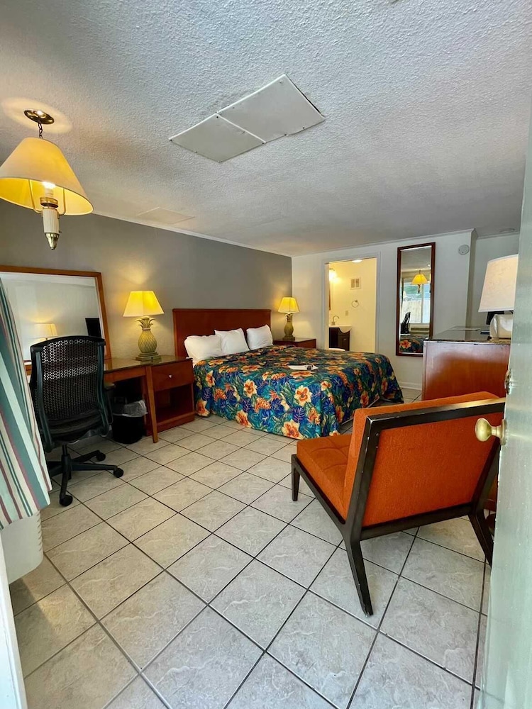 Geneva Hotel & Tiki Bar - photo 16