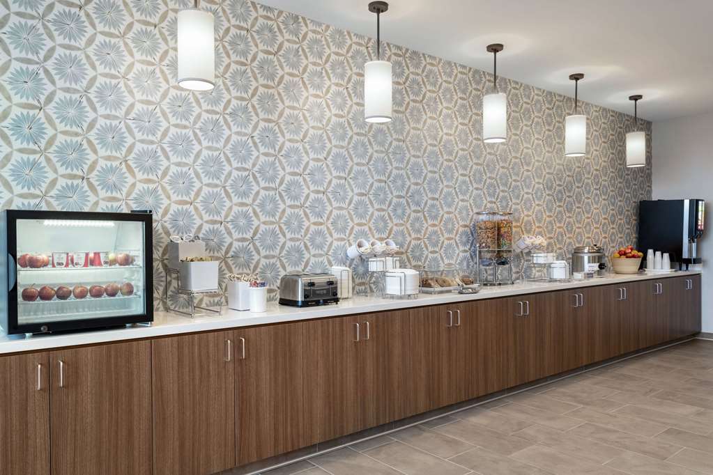 La Quinta Inn and Suites by Wyndham Lincoln - photo 39