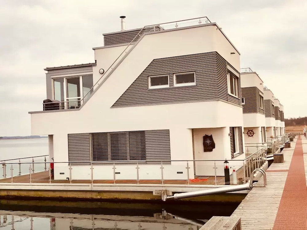 Hausboot Elandi — hotel in Bitterfeld-Wolfen