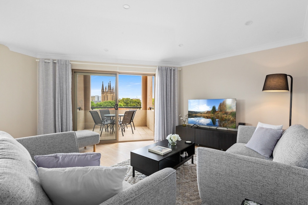 Stylish 2 Bed Camperdown Apartment with Balcony — 4-Star Luxury Hotel in Sydney, Australia