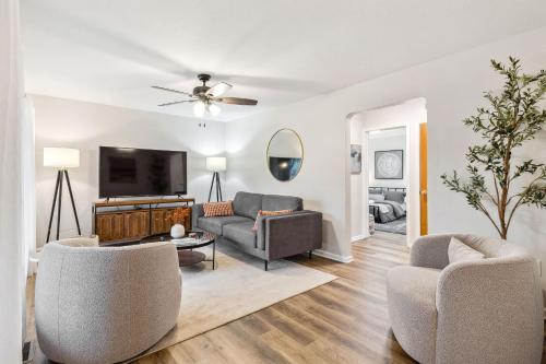 Comfort & Style Mins to CLE Clinic Family Friendly — 4-Star Luxury Hotel in South Euclid, United States