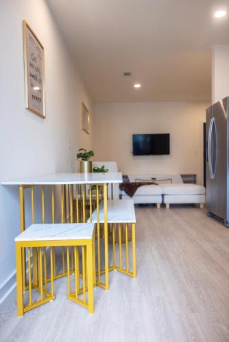 Cozy 1BR with Private Balcony Gym Pool & Workspace — 4-Star Luxury Hotel in Richmond, United States