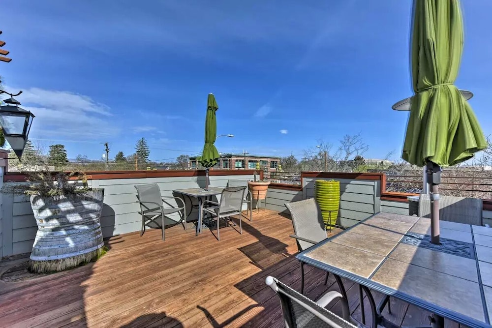 The Loft on Center - last minute hotel in Logan