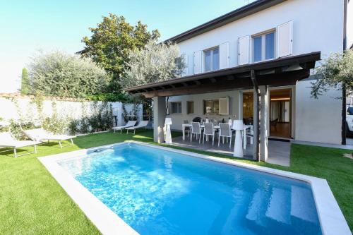 MGH Luxury Villa Celeste — 4-Star Luxury Hotel in Desenzano Del Garda, Italy