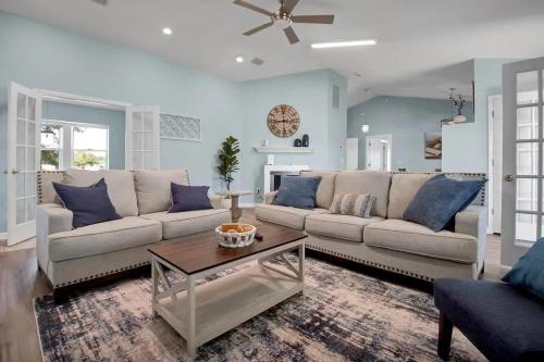 Surf City Serene Waterfront Vacation Home — 4-Star Luxury Hotel in Santa Cruz, United States