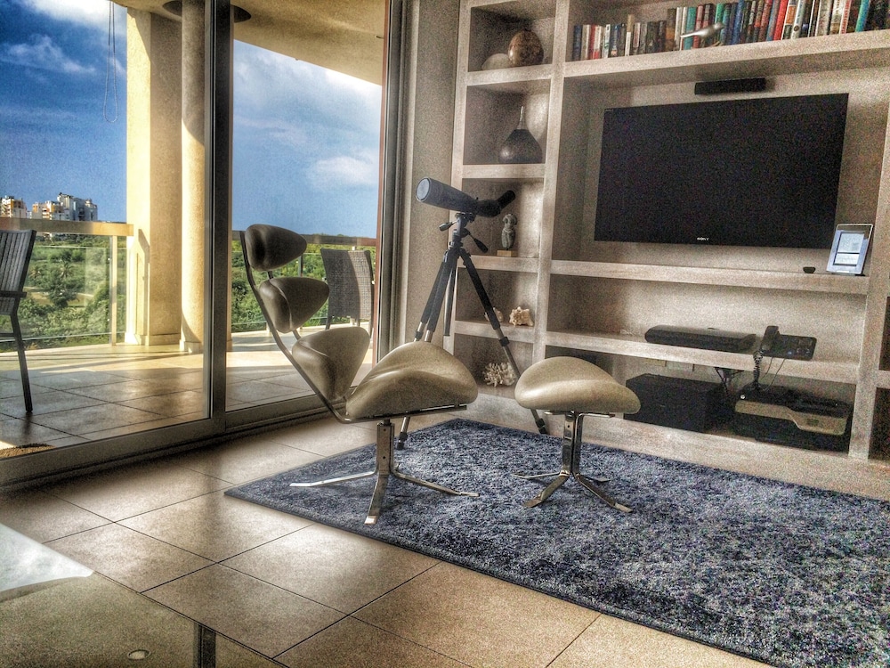 Designer Condo Sleeps 6 with Sauna — 4-Star Luxury Hotel in Lower Prince's Quarter, Sint Maarten