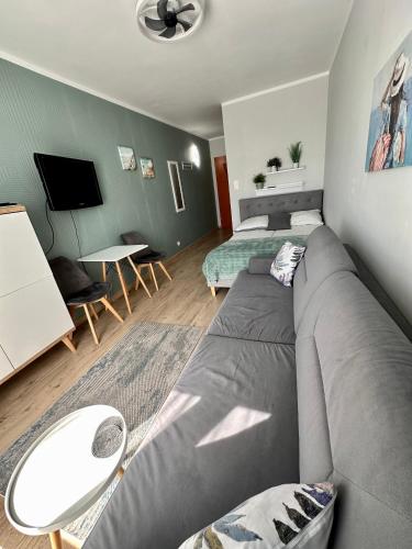 Pod Papugami Komfortowe pokoje z widokiem na rzekę in Leba, Poland