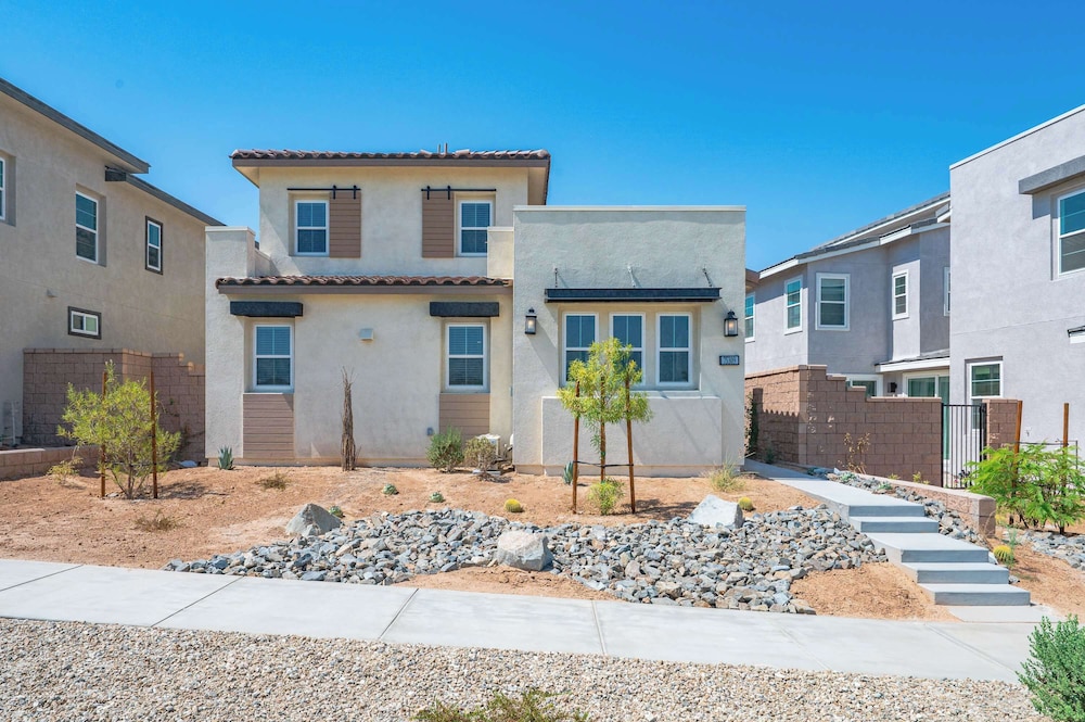 Stylish 3br Oasis In Palm Desert Near El Paseo Zoo — Palm Desert