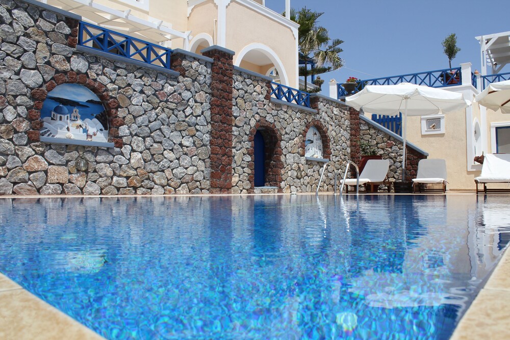 Hotel Thira - carbon neutral hotel in Fira