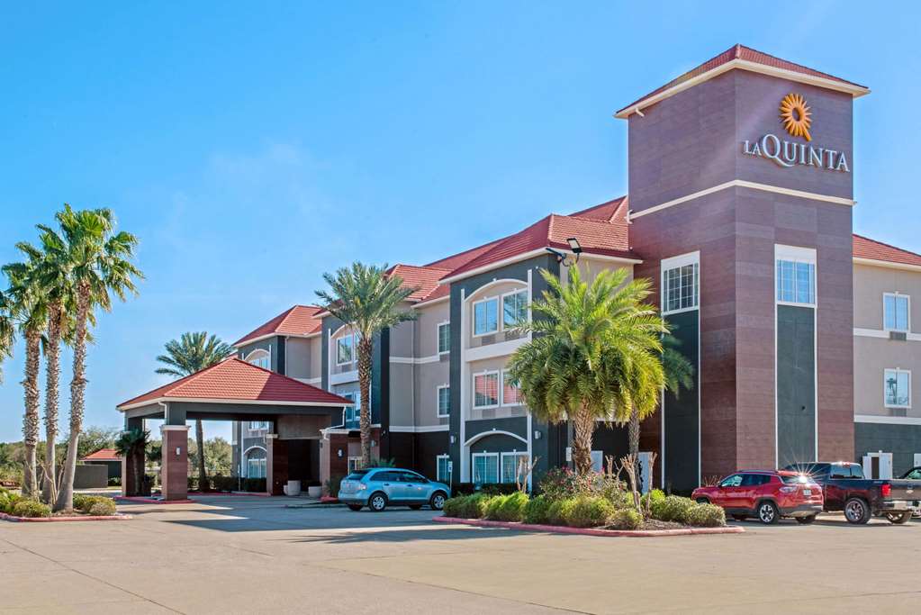La Quinta Inn & Suites by Wyndham Winnie - featured photo