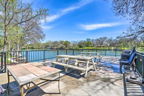 Families Welcome Guadalupe River Lodge With Dock 19206012 — Seguin
