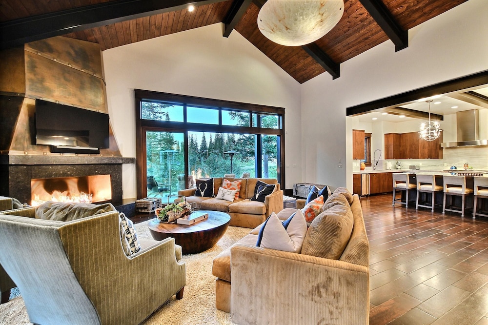 Chic Colony Ski in Ski Out Villa Direct Access to Adventures at Park City Resort Hot Tub Gym - photo 3