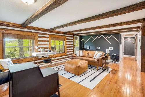 Modernized Log Cabin w Hot Tub Fire Pit & Views — 4-Star Luxury Hotel in Berkeley Springs, United States
