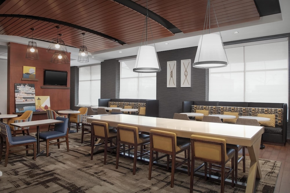 Hampton Inn Portland Downtown Waterfront - photo 45