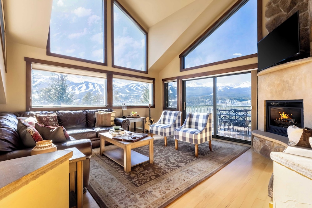 Frontier by Avantstay Incredible Mtn Views & Hot Tub Gorgeous Breckenridge Home Close to Slopes — 4-Star Luxury Hotel in Breckenridge, United States