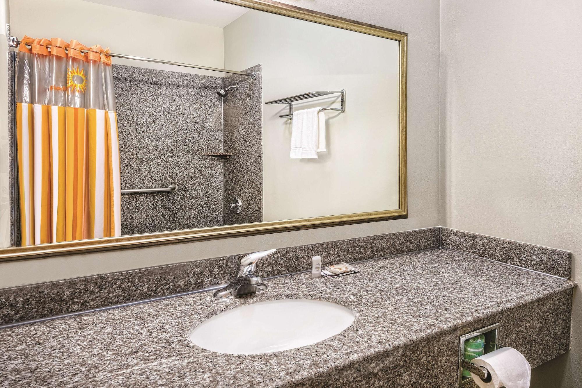 La Quinta Inn & Suites by Wyndham Mercedes Outlet Mall - photo 19