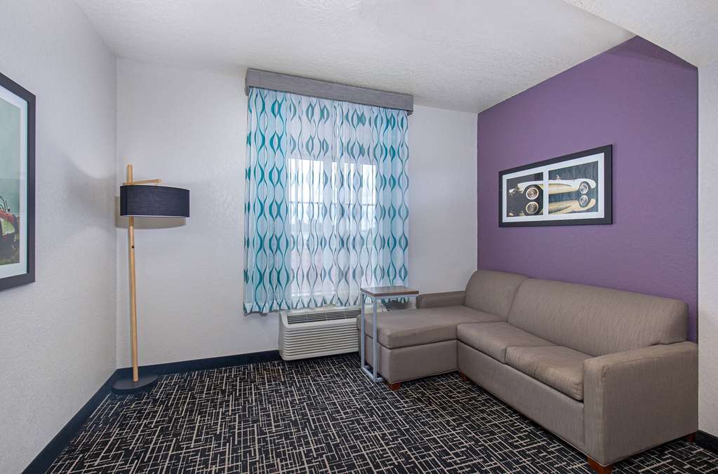 La Quinta Inn & Suites by Wyndham Bowling Green - photo 50