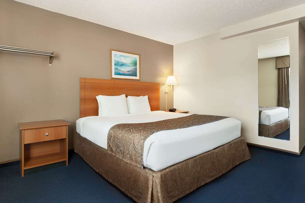 Super 8 by Wyndham Lincoln North - photo 37